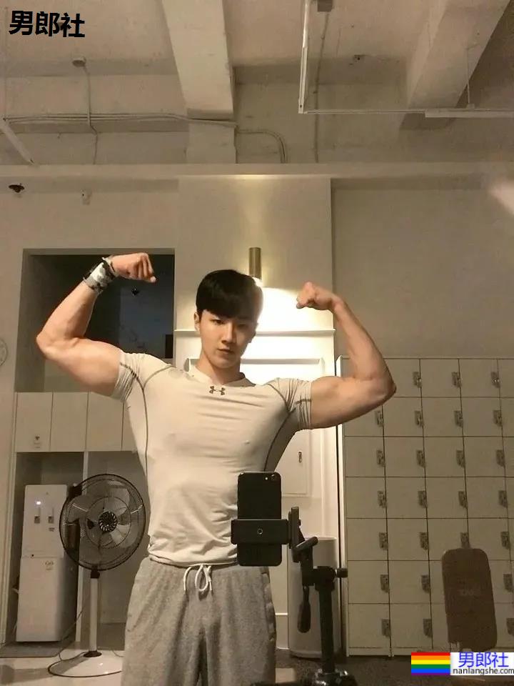 单眼皮肌肉健身小哥，长得越奶身材越厉害！ - 51虹马