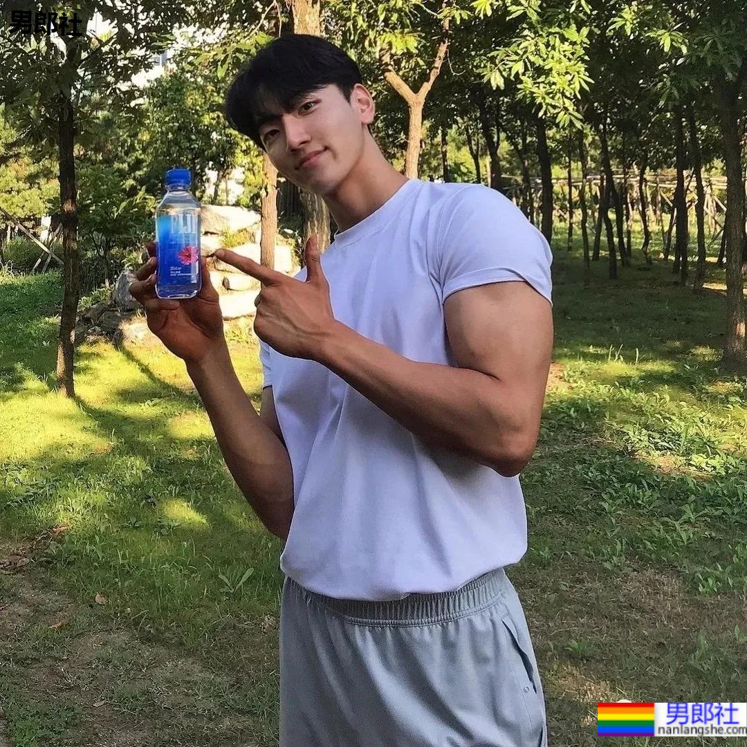 单眼皮肌肉健身小哥，长得越奶身材越厉害！ - 51虹马
