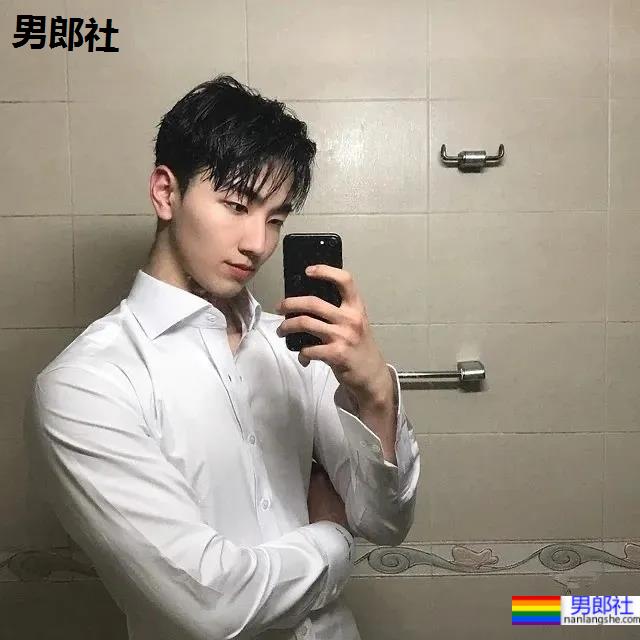 单眼皮肌肉健身小哥，长得越奶身材越厉害！ - 51虹马