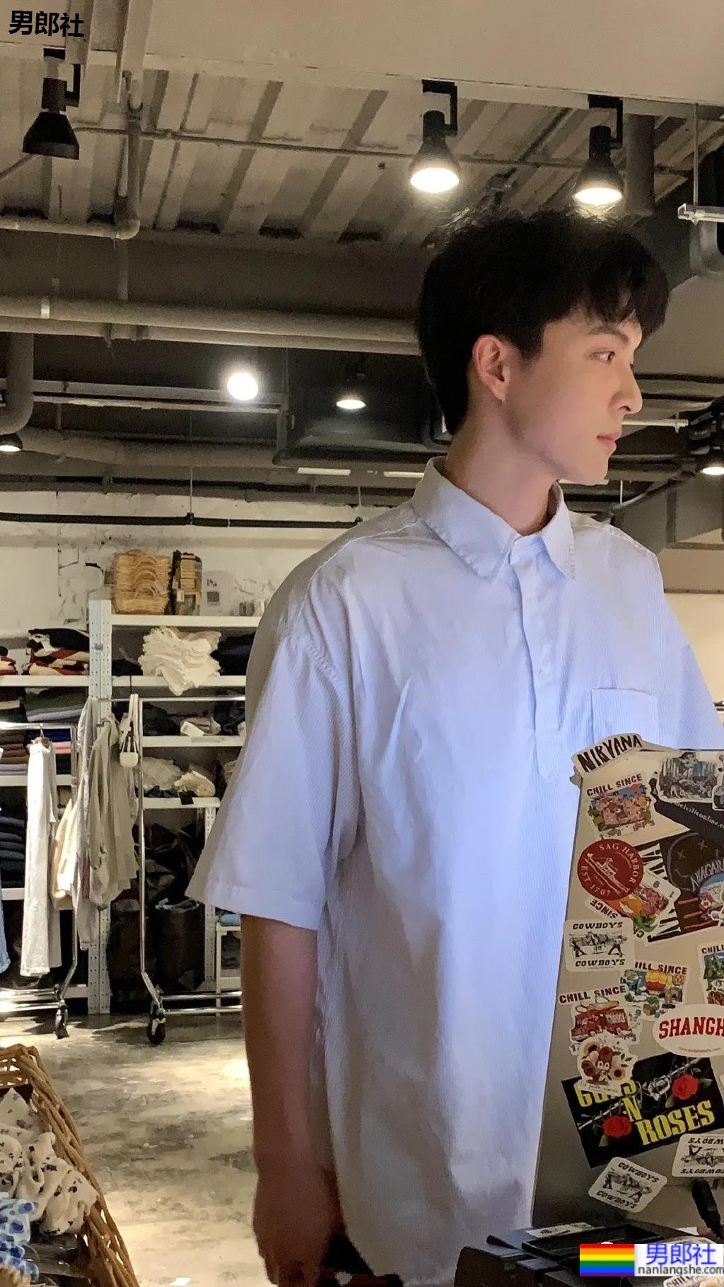 抓拍酷似吴世勋的帅哥收银员，188CM校草级腹肌小哥，也太好看了吧！-51虹马