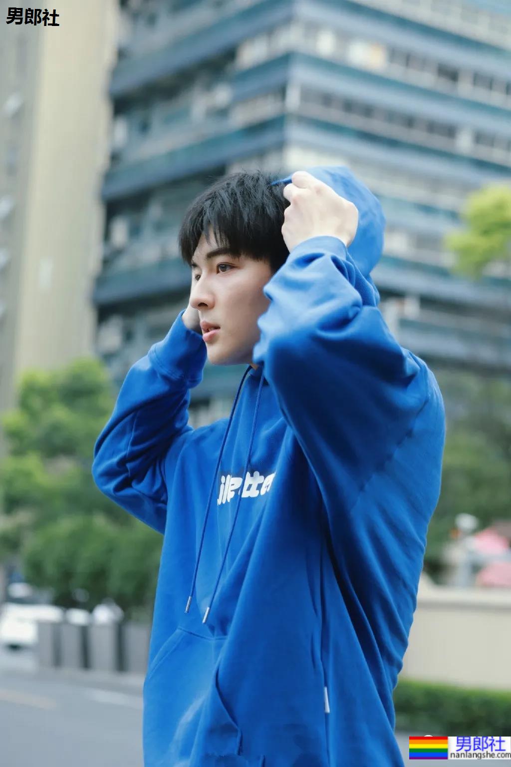 抓拍酷似吴世勋的帅哥收银员，188CM校草级腹肌小哥，也太好看了吧！ - 51虹马