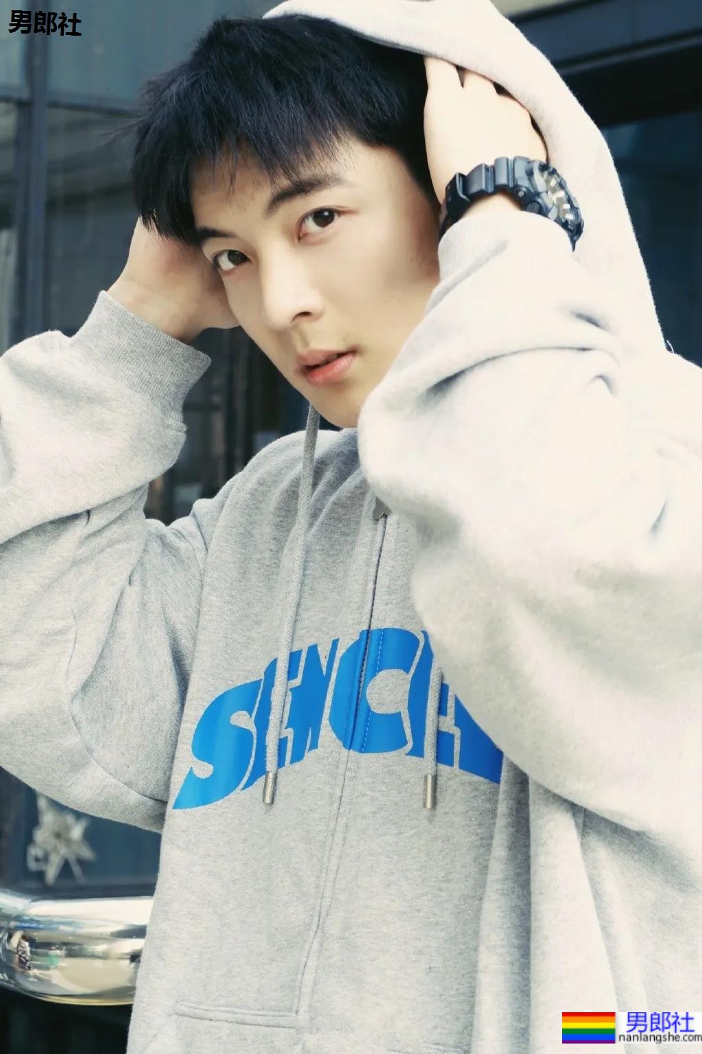 抓拍酷似吴世勋的帅哥收银员，188CM校草级腹肌小哥，也太好看了吧！ - 51虹马