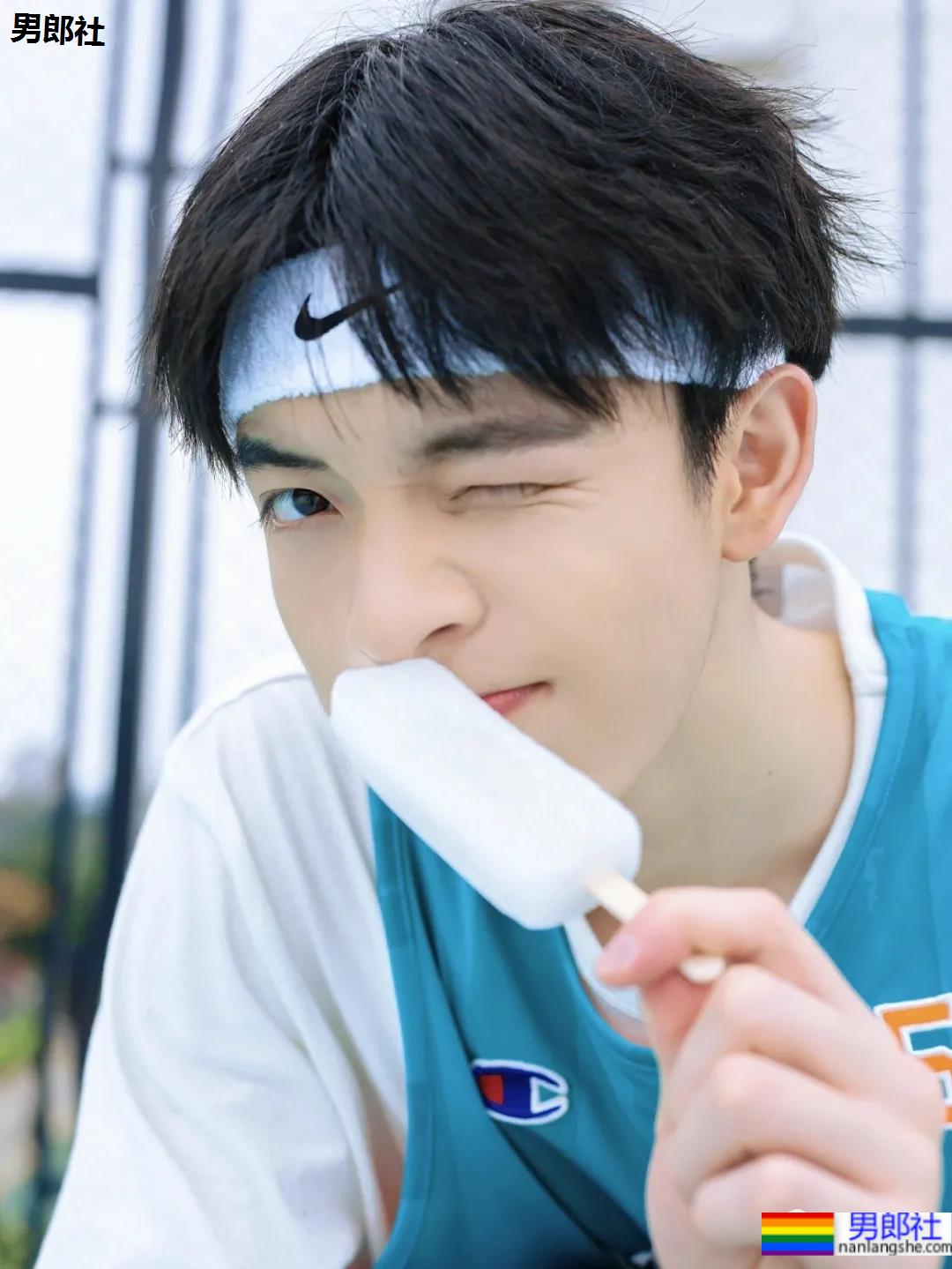 抓拍酷似吴世勋的帅哥收银员，188CM校草级腹肌小哥，也太好看了吧！ - 51虹马