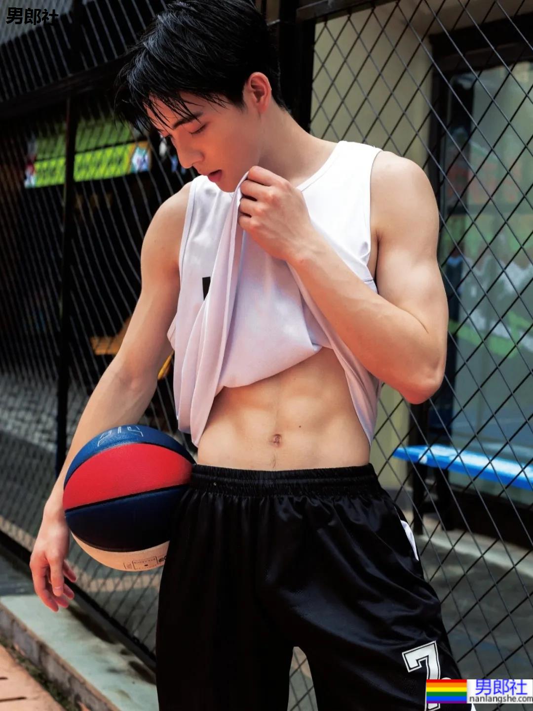 抓拍酷似吴世勋的帅哥收银员，188CM校草级腹肌小哥，也太好看了吧！ - 51虹马