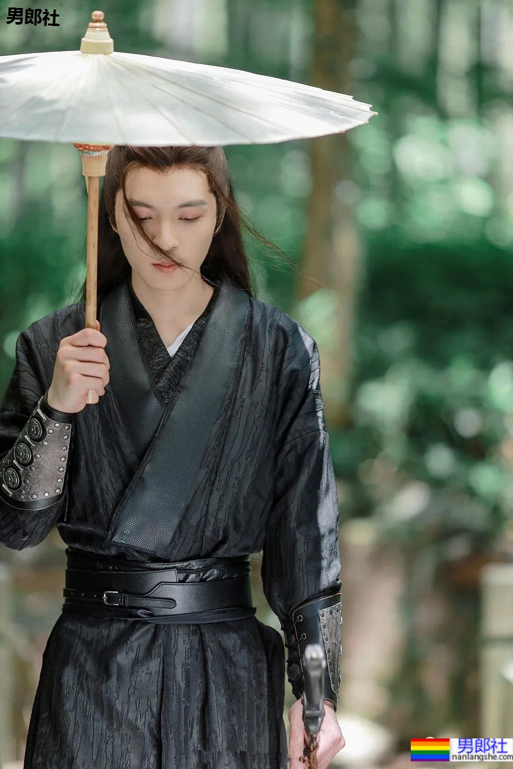 抓拍酷似吴世勋的帅哥收银员，188CM校草级腹肌小哥，也太好看了吧！ - 51虹马