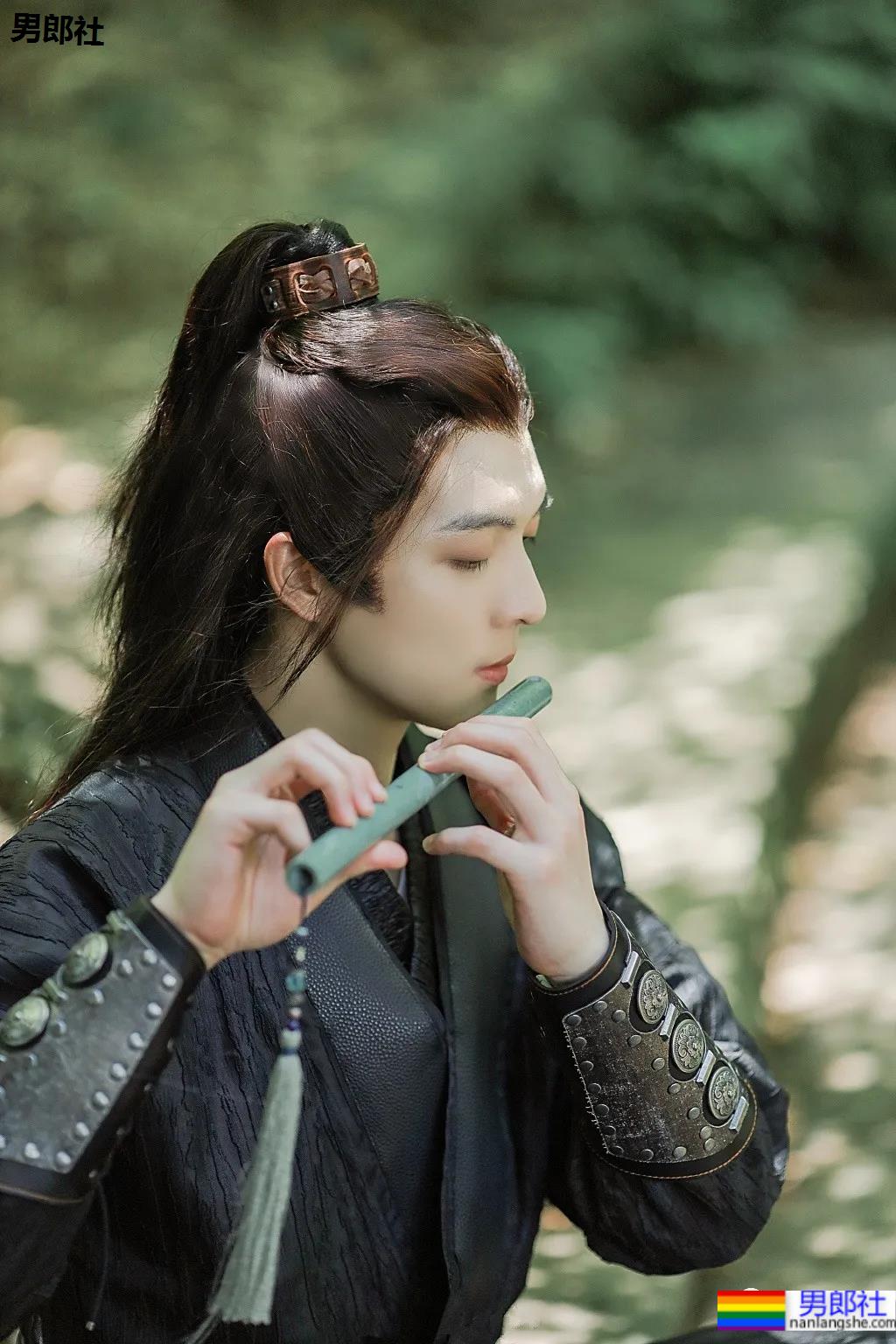 抓拍酷似吴世勋的帅哥收银员，188CM校草级腹肌小哥，也太好看了吧！ - 51虹马