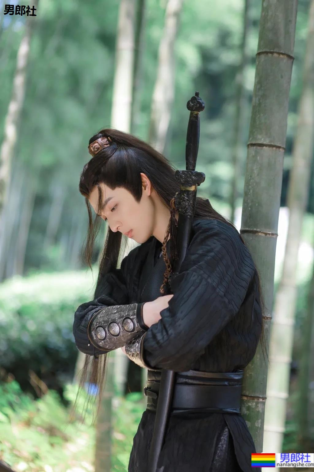 抓拍酷似吴世勋的帅哥收银员，188CM校草级腹肌小哥，也太好看了吧！ - 51虹马