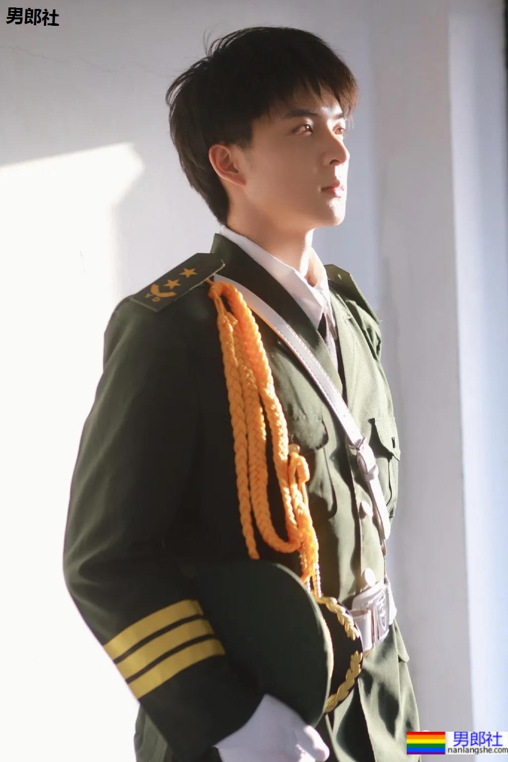 抓拍酷似吴世勋的帅哥收银员，188CM校草级腹肌小哥，也太好看了吧！ - 51虹马