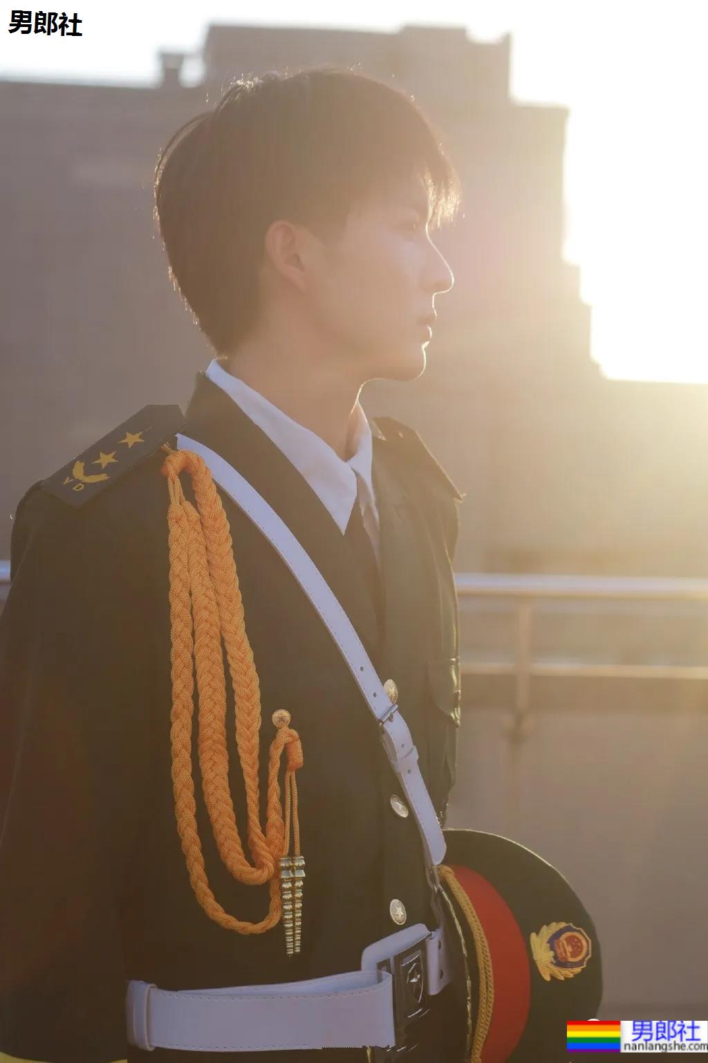 抓拍酷似吴世勋的帅哥收银员，188CM校草级腹肌小哥，也太好看了吧！ - 51虹马