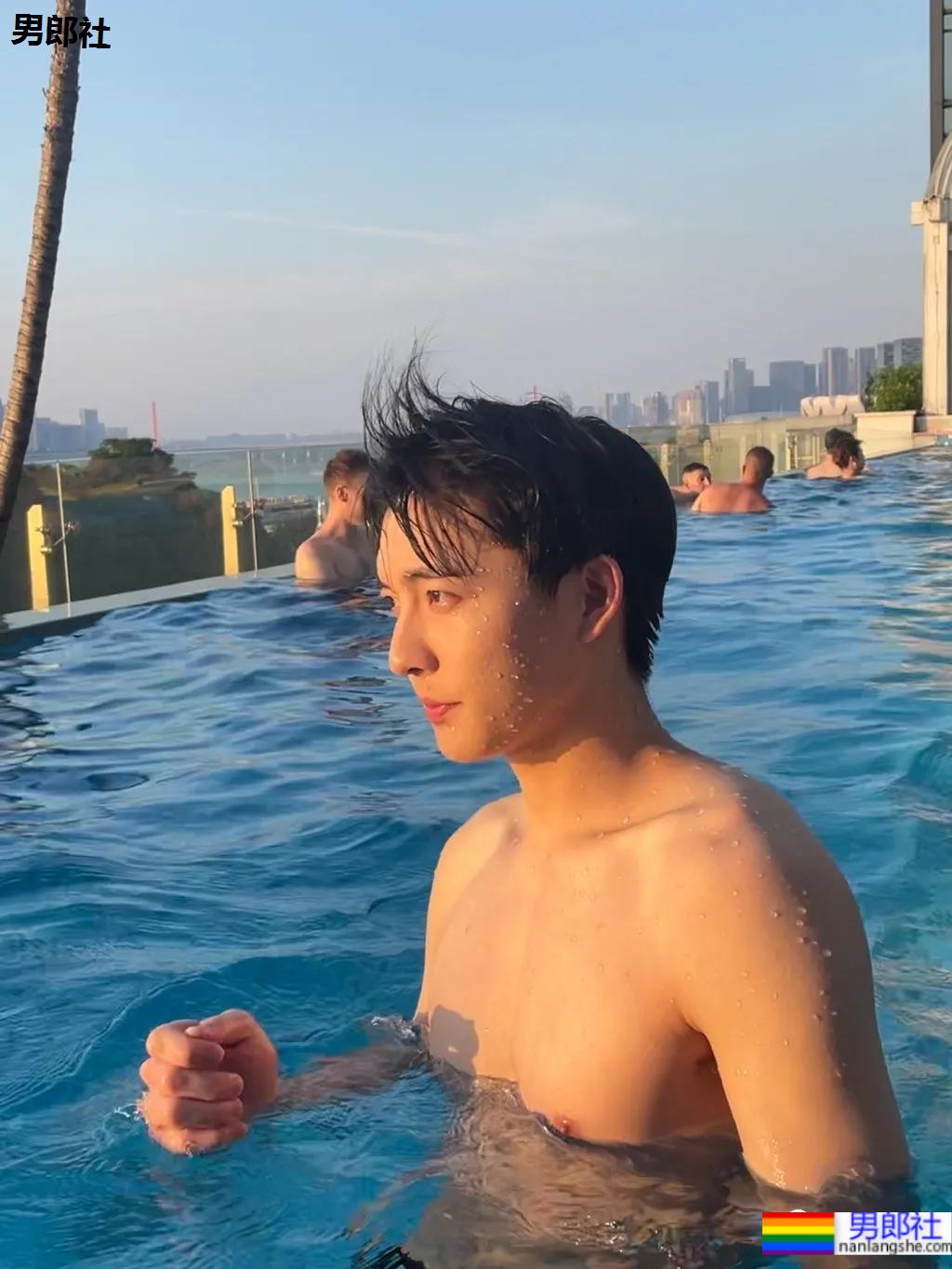 抓拍酷似吴世勋的帅哥收银员，188CM校草级腹肌小哥，也太好看了吧！ - 51虹马