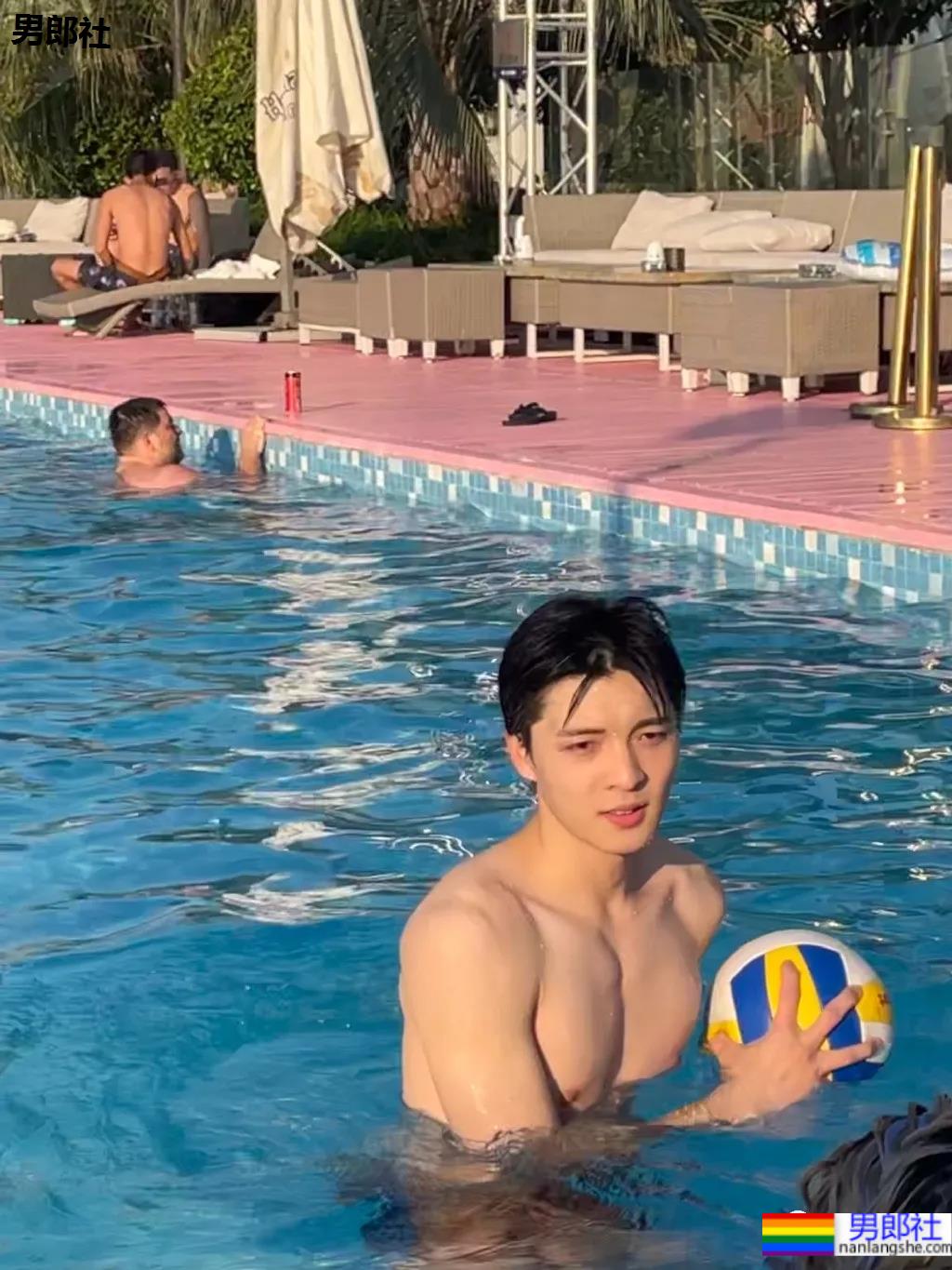 抓拍酷似吴世勋的帅哥收银员，188CM校草级腹肌小哥，也太好看了吧！ - 51虹马