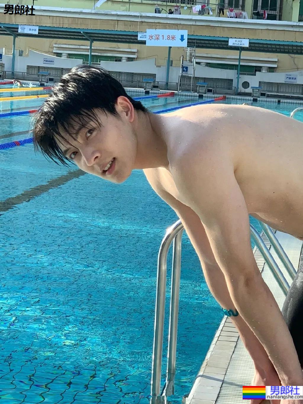 抓拍酷似吴世勋的帅哥收银员，188CM校草级腹肌小哥，也太好看了吧！ - 51虹马