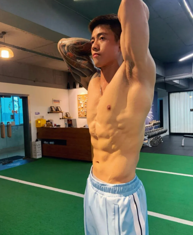 186CM厦门肌肉私教穿校裤自拍火了，大长腿腱子肉身材，看过的都馋了！-51虹马