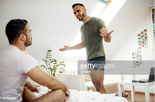 男同志爱侣复杂纠纷恋他人 设局偷拍伴侣与按摩师啪啪-51虹马