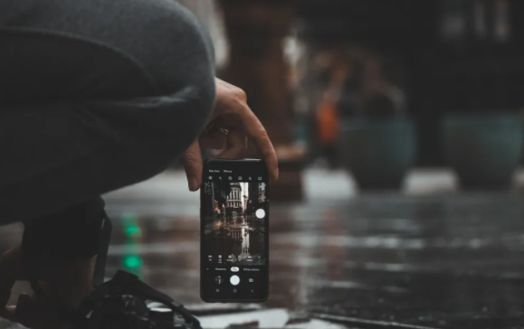 53岁富商被人偷拍同性私密视频，并索要23万 - 51虹马