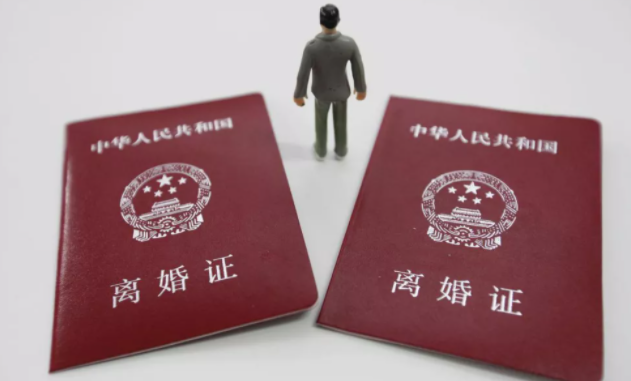 同妻净身出户要离婚却败诉，揭男同丈夫私生活混乱还家暴-51虹马