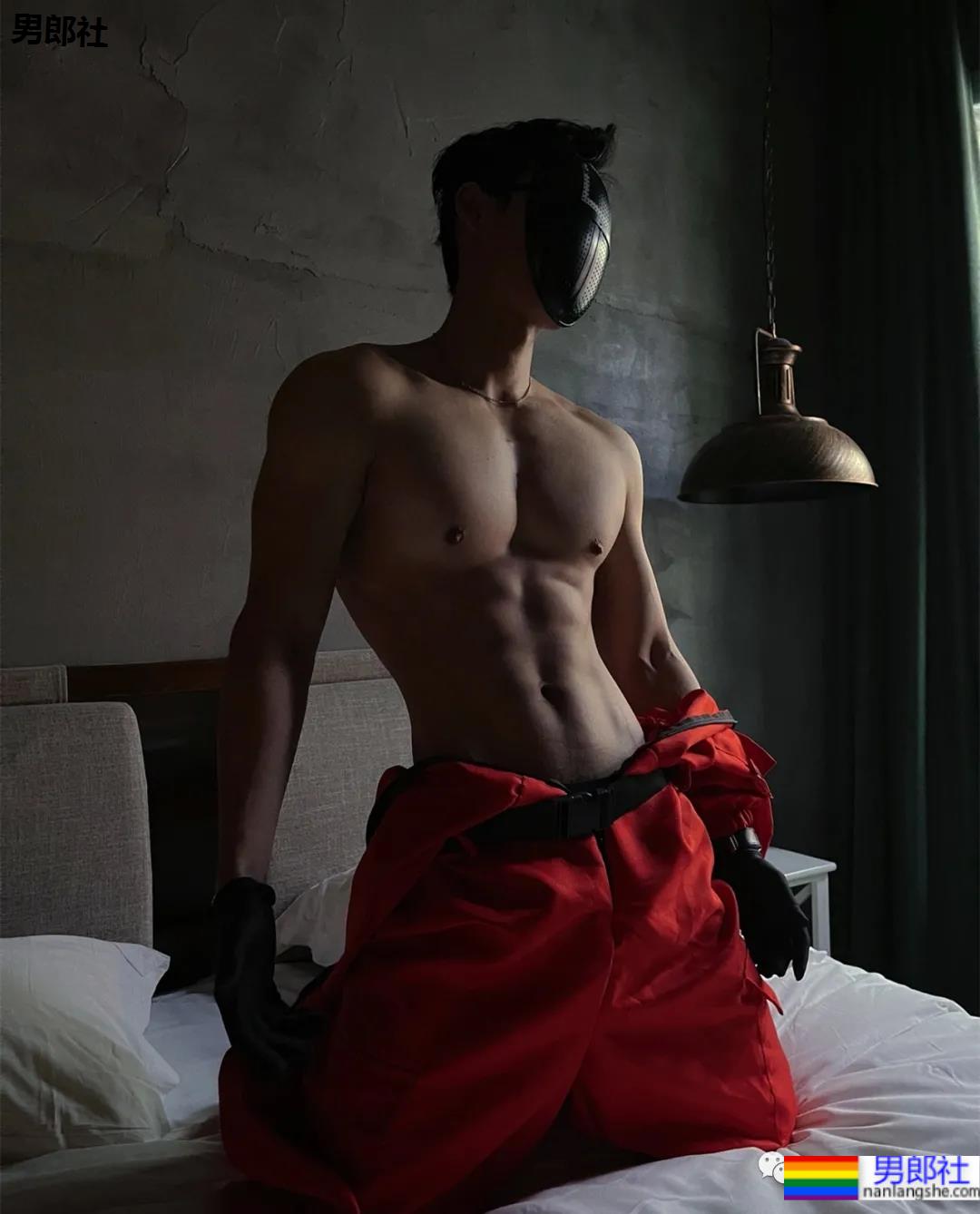 万圣节肌肉男们cos鱿鱼游戏太性感了！ - 51虹马