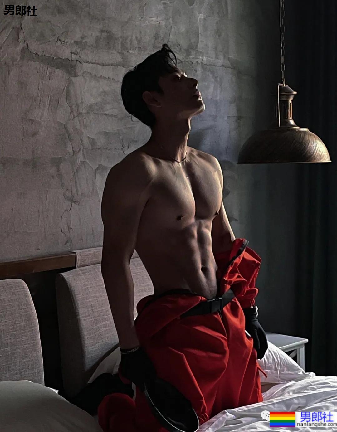 万圣节肌肉男们cos鱿鱼游戏太性感了！ - 51虹马