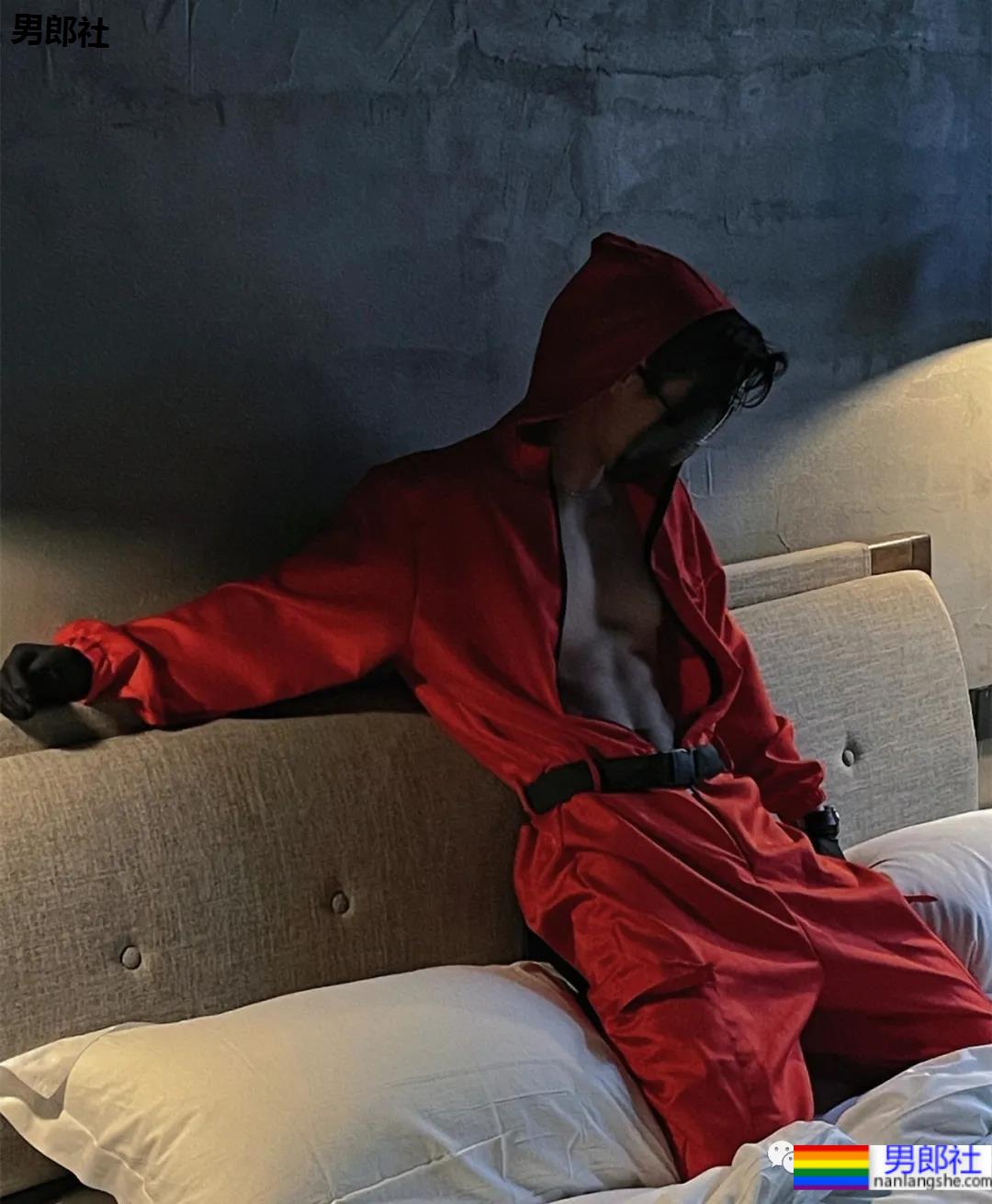 万圣节肌肉男们cos鱿鱼游戏太性感了！ - 51虹马