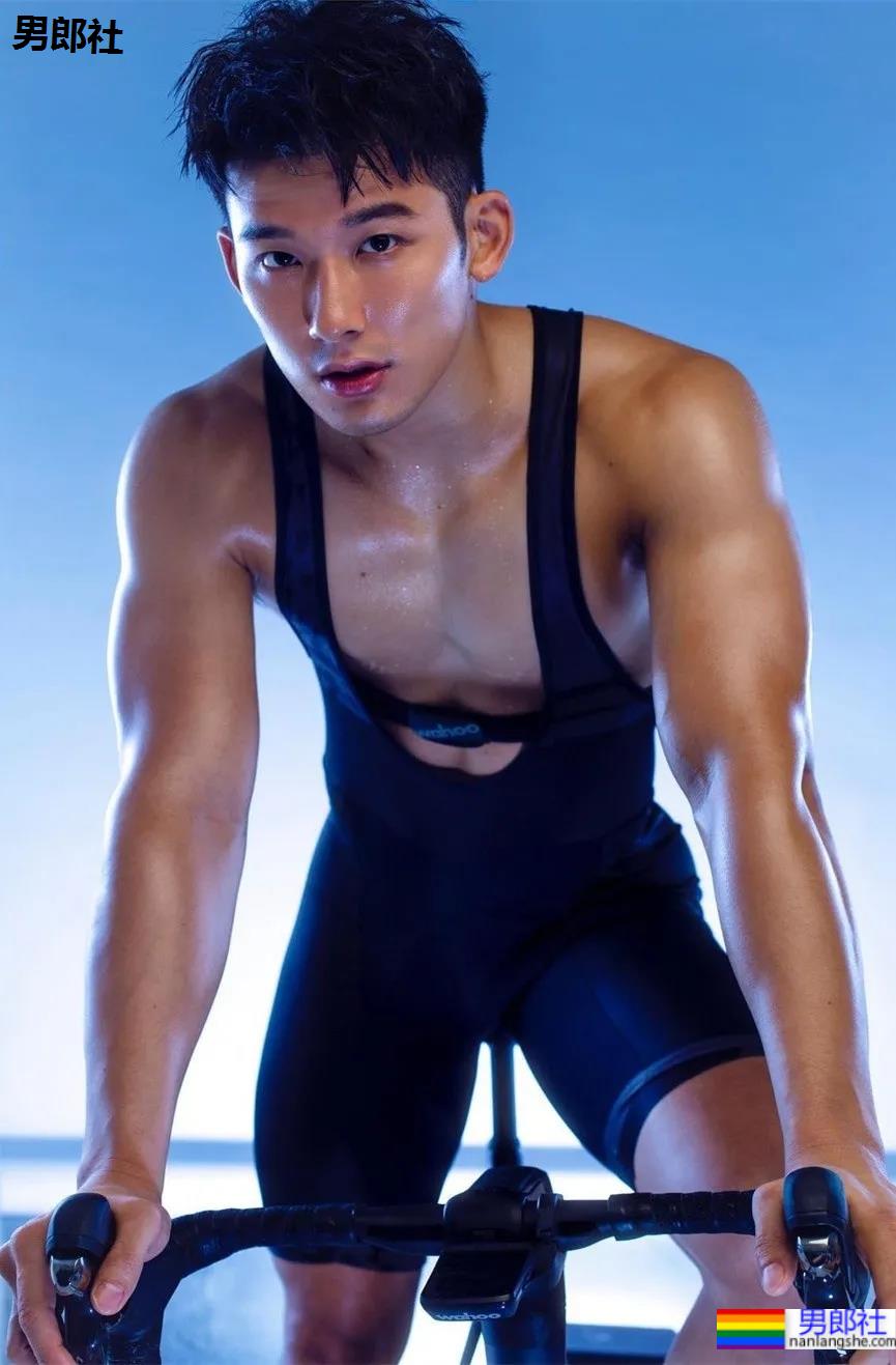 紧身衣腹肌私教拍荷尔蒙大片，比体育生还燃的肌肉身材，体力真的太强了……-51虹马