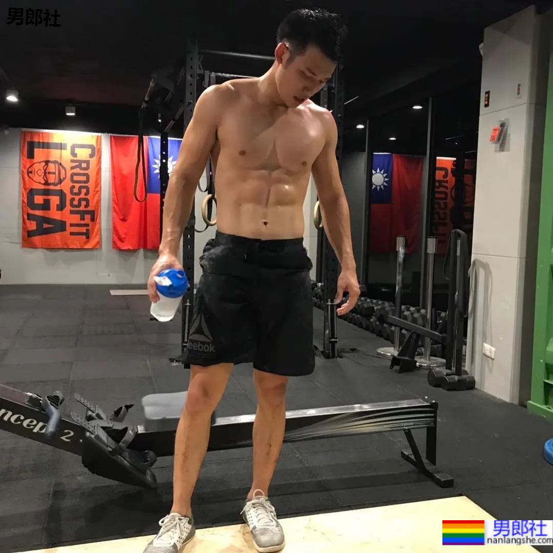 紧身衣腹肌私教拍荷尔蒙大片,比体育生还燃的肌肉身材,体力真的太强了…… - 51虹马 紧身衣腹肌私教拍荷尔蒙大片,比体育生还燃的肌肉身材,体力真的太强了…… - 51虹马