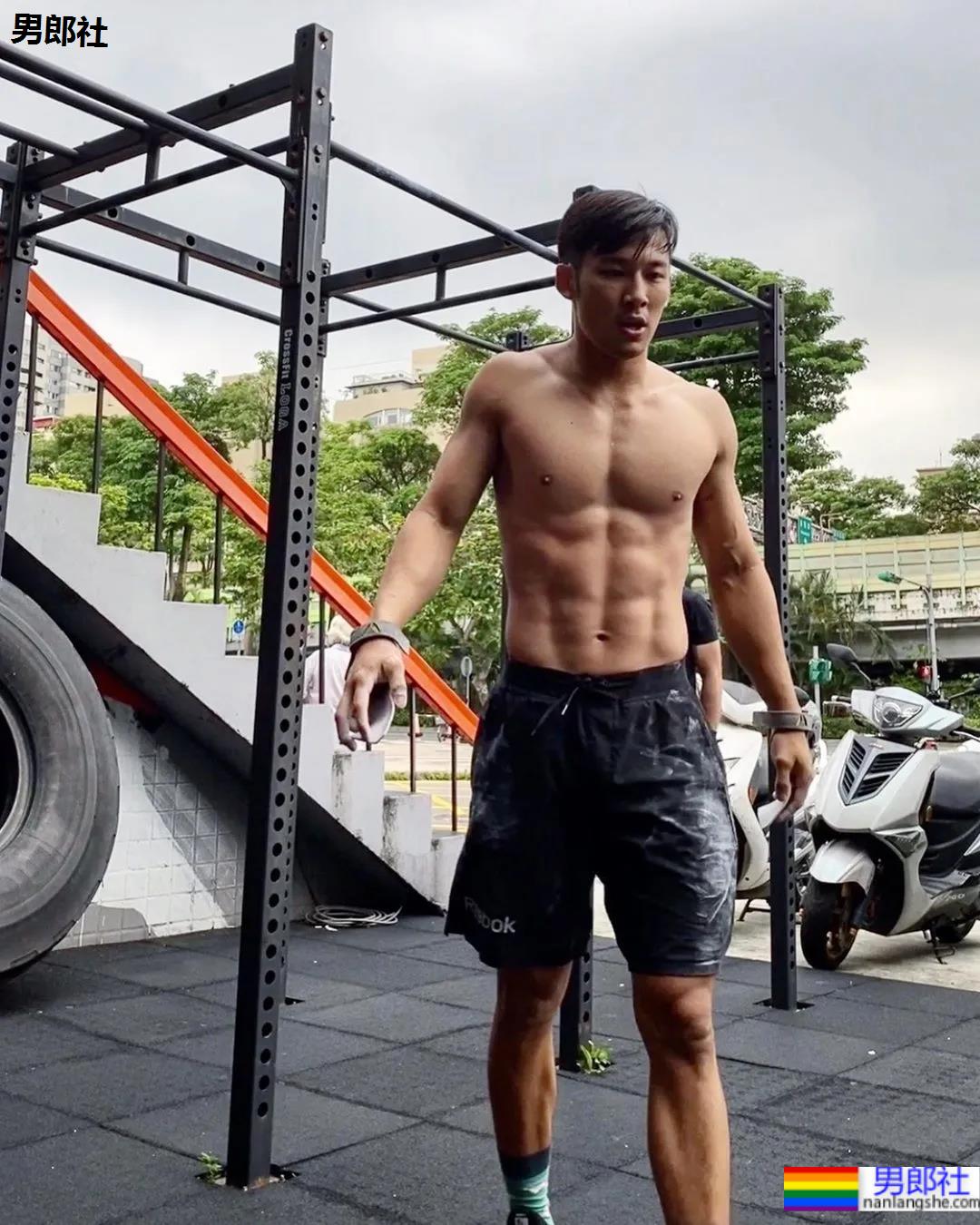 紧身衣腹肌私教拍荷尔蒙大片,比体育生还燃的肌肉身材,体力真的太强了…… - 51虹马 紧身衣腹肌私教拍荷尔蒙大片,比体育生还燃的肌肉身材,体力真的太强了…… - 51虹马