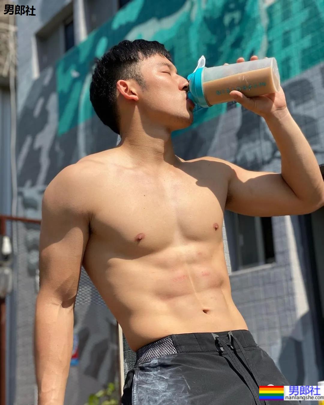 紧身衣腹肌私教拍荷尔蒙大片,比体育生还燃的肌肉身材,体力真的太强了…… - 51虹马 紧身衣腹肌私教拍荷尔蒙大片,比体育生还燃的肌肉身材,体力真的太强了…… - 51虹马