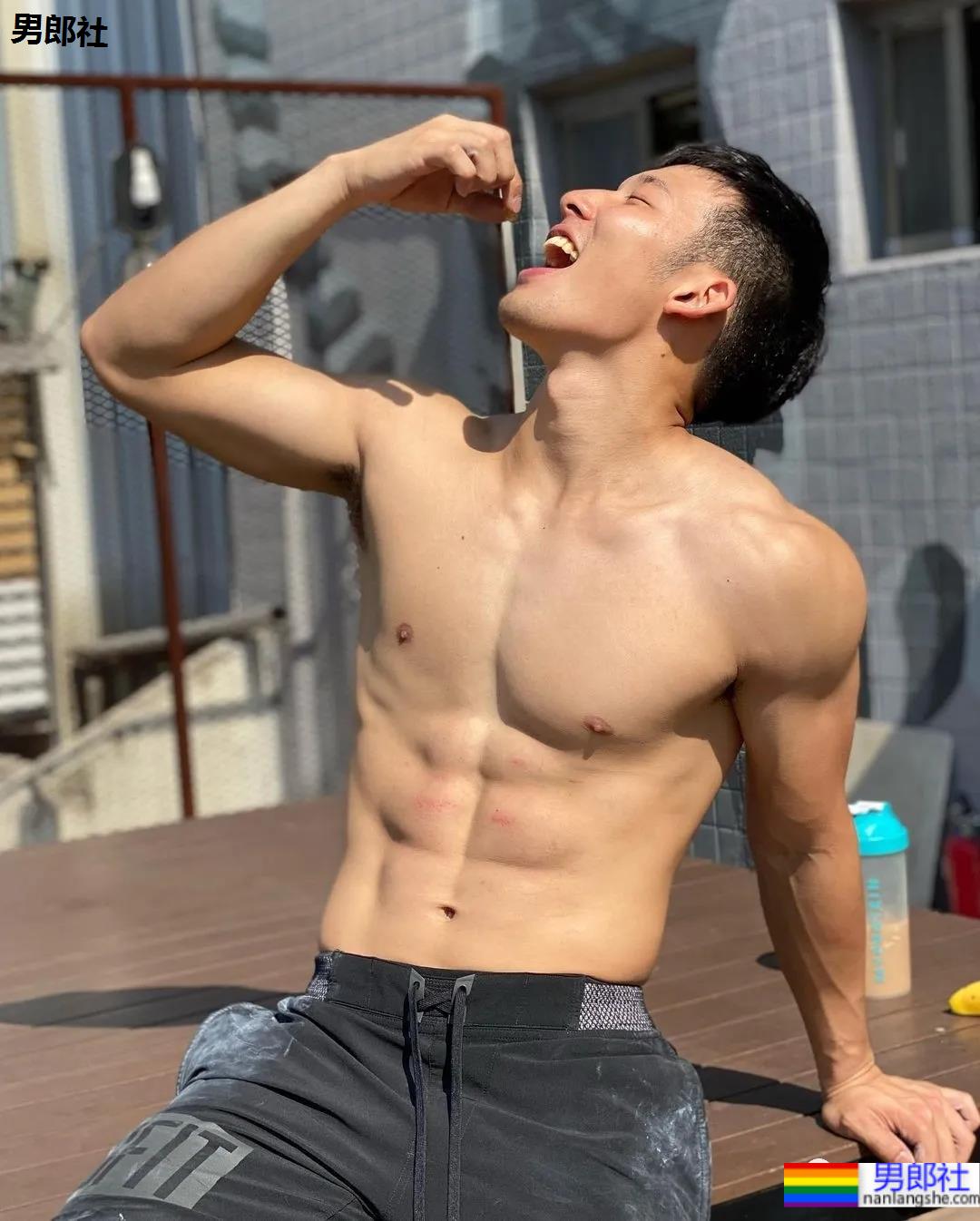 紧身衣腹肌私教拍荷尔蒙大片,比体育生还燃的肌肉身材,体力真的太强了…… - 51虹马 紧身衣腹肌私教拍荷尔蒙大片,比体育生还燃的肌肉身材,体力真的太强了…… - 51虹马