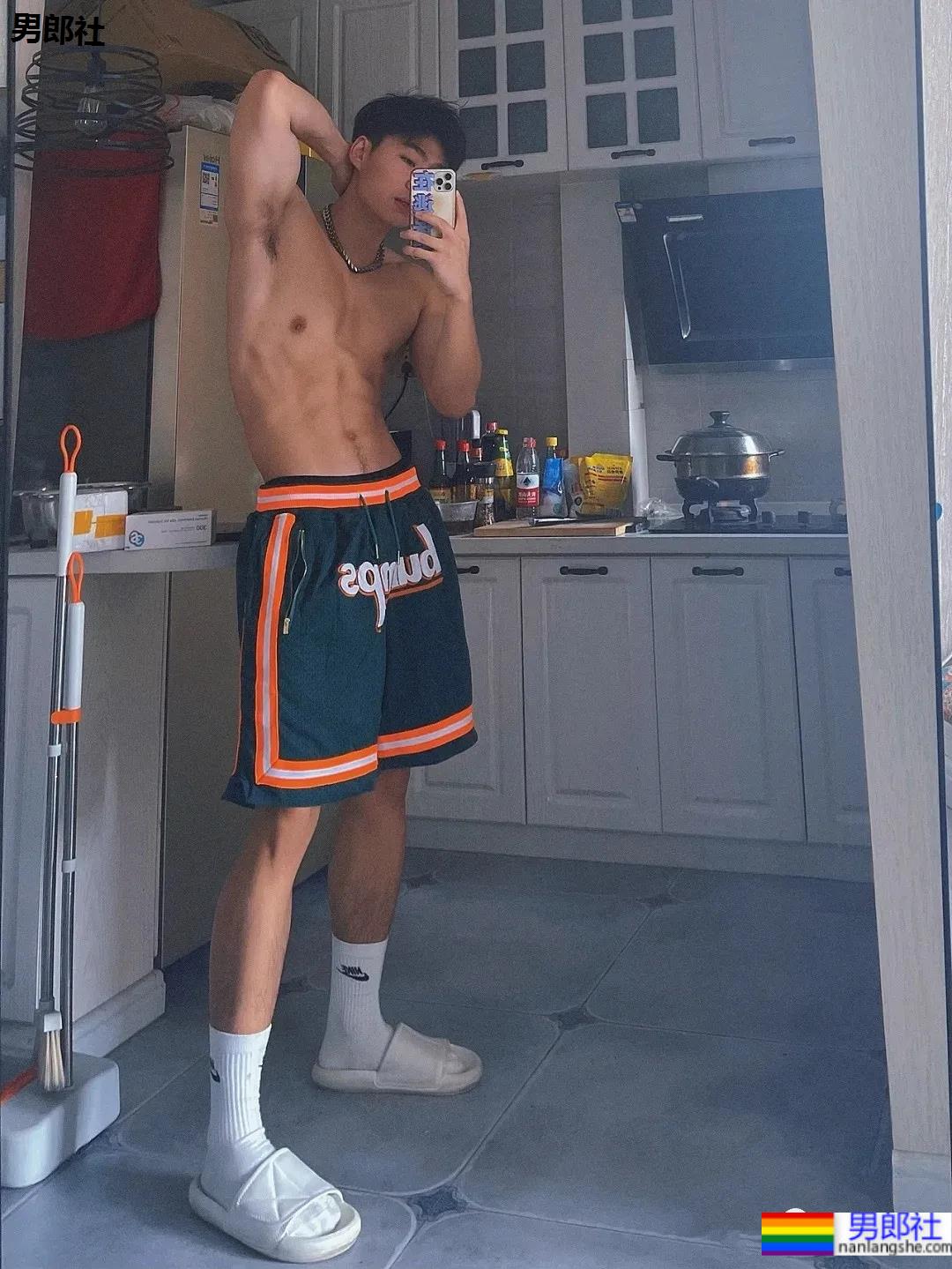 东北185CM体育生鲜肉，这六块小腹肌刚刚好！-51虹马