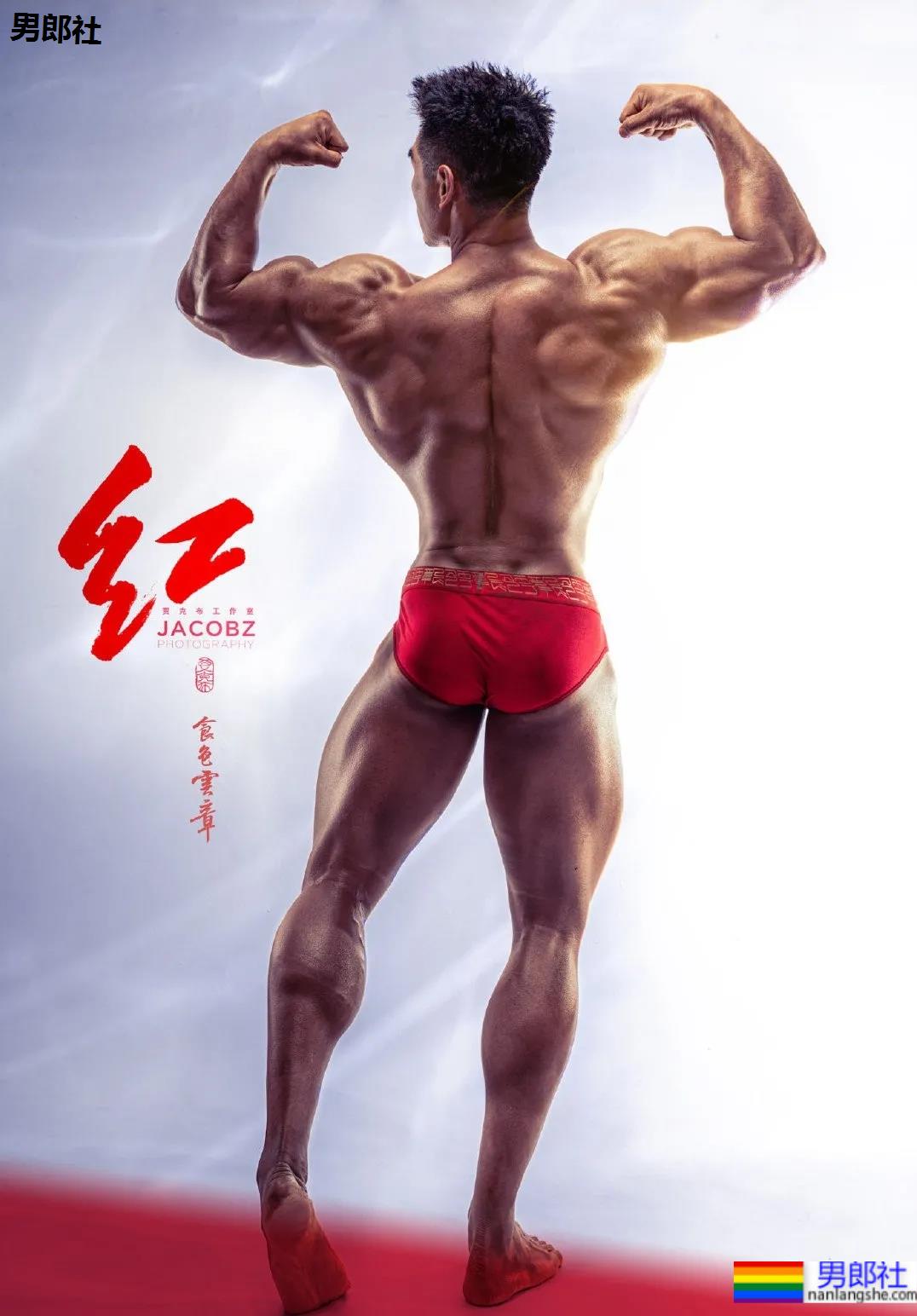 那个在肌肉男模身上写字的摄影师，这次又玩了什么花样？ - 51虹马