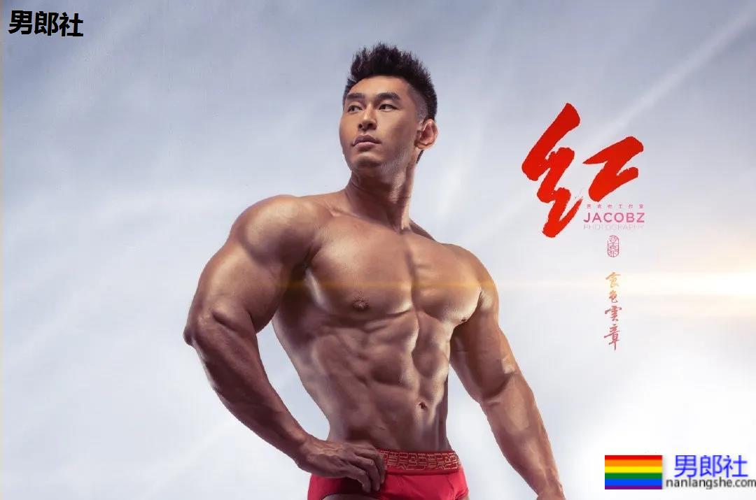 那个在肌肉男模身上写字的摄影师，这次又玩了什么花样？ - 51虹马