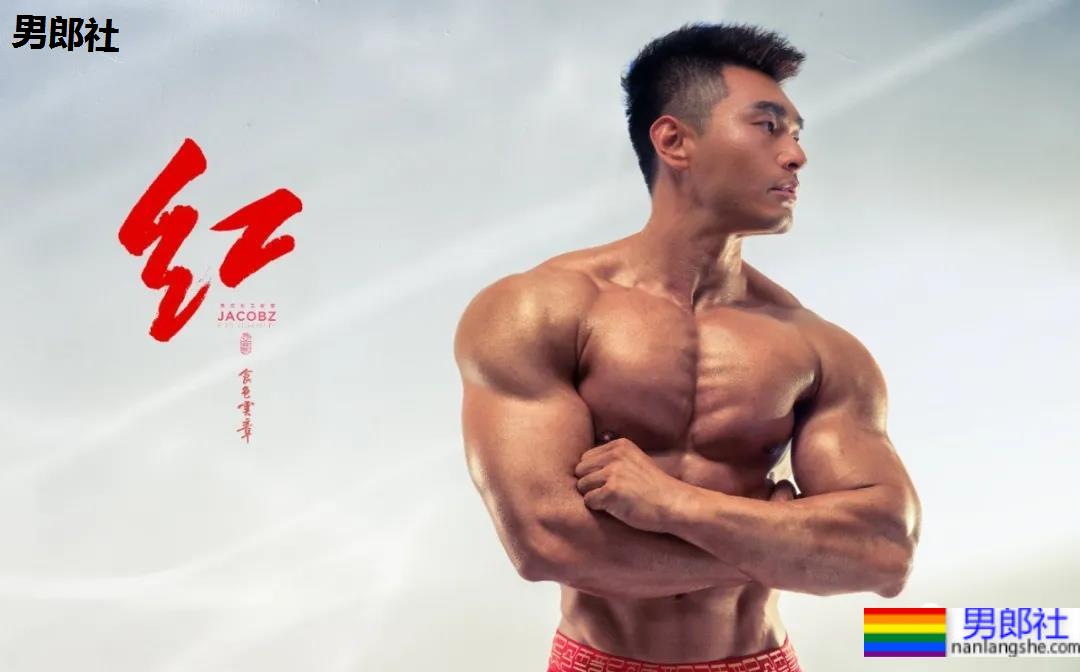 那个在肌肉男模身上写字的摄影师，这次又玩了什么花样？ - 51虹马