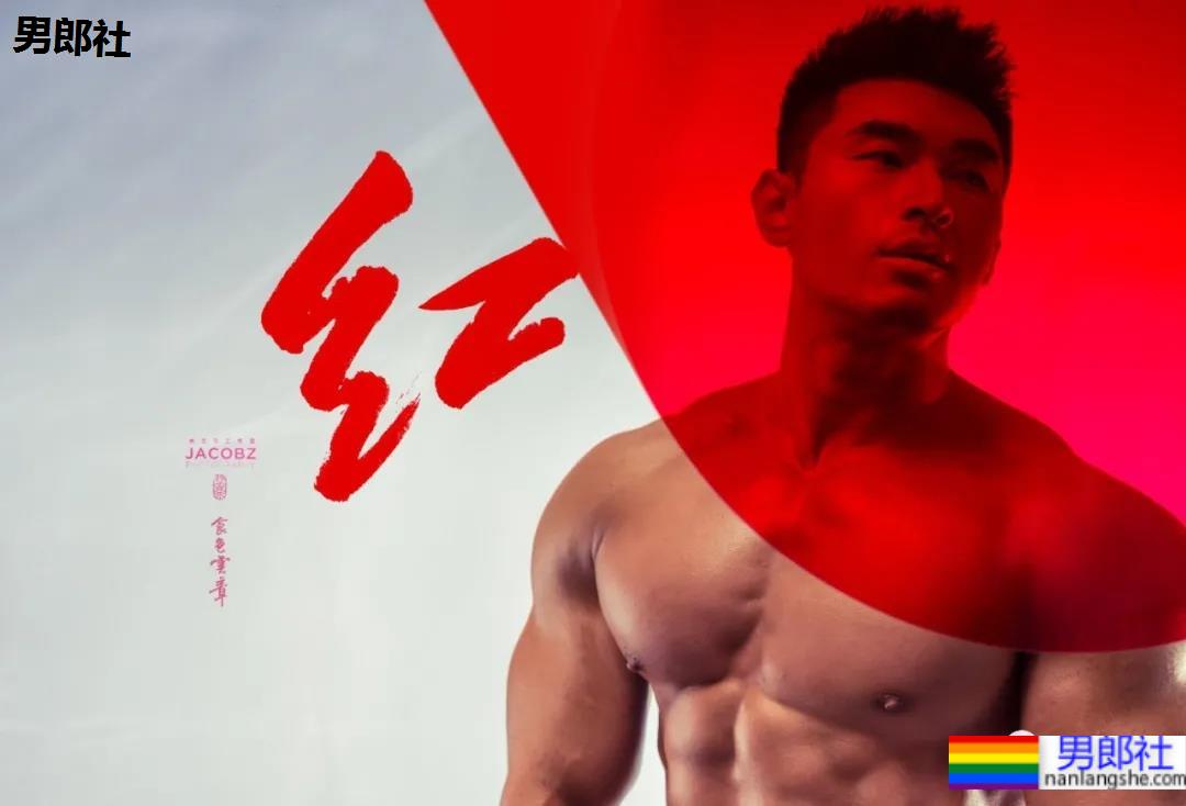 那个在肌肉男模身上写字的摄影师，这次又玩了什么花样？ - 51虹马