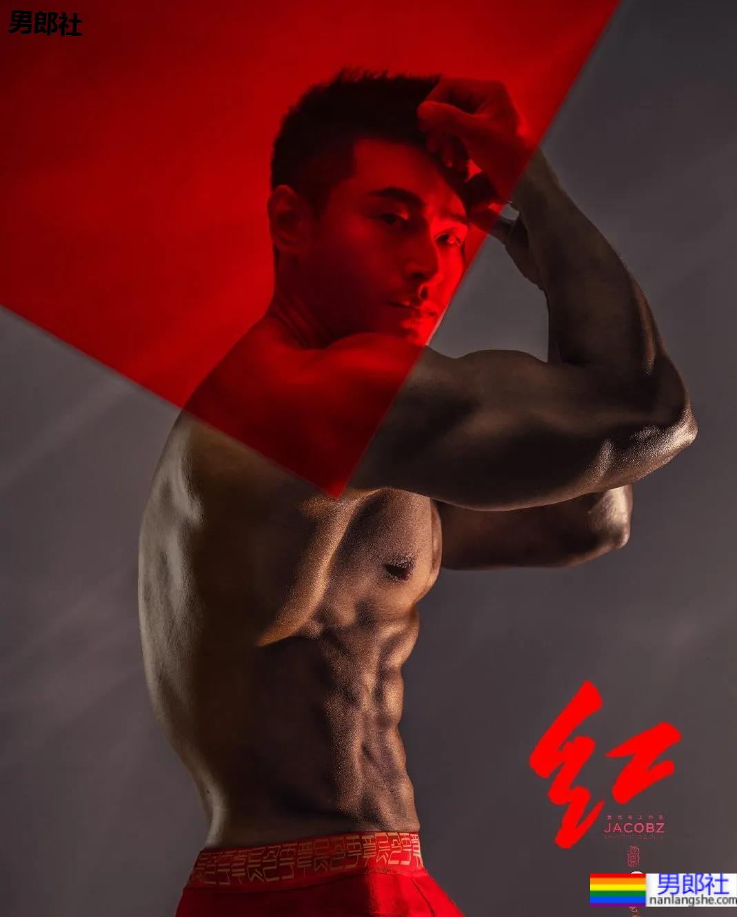 那个在肌肉男模身上写字的摄影师，这次又玩了什么花样？ - 51虹马