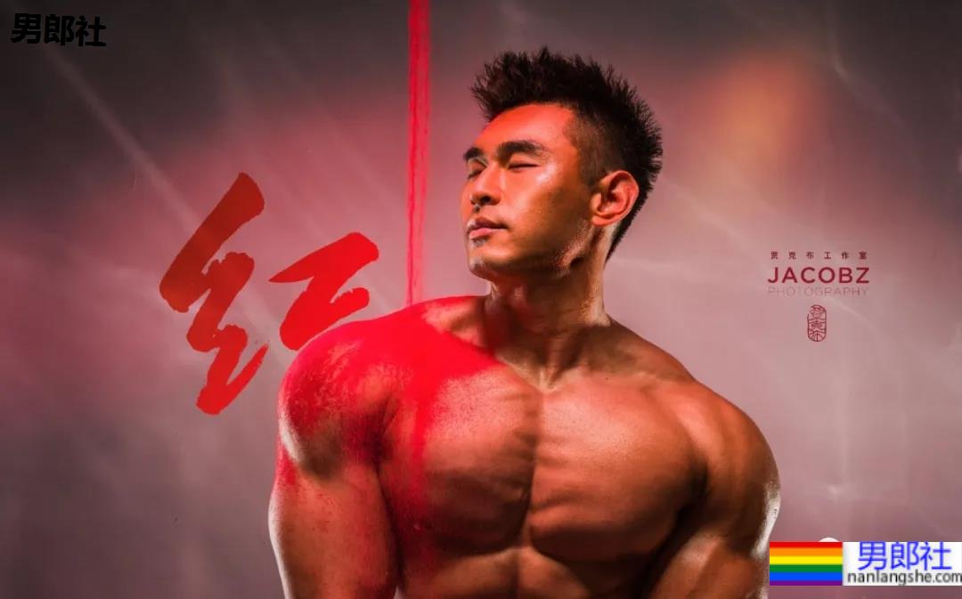 那个在肌肉男模身上写字的摄影师，这次又玩了什么花样？ - 51虹马