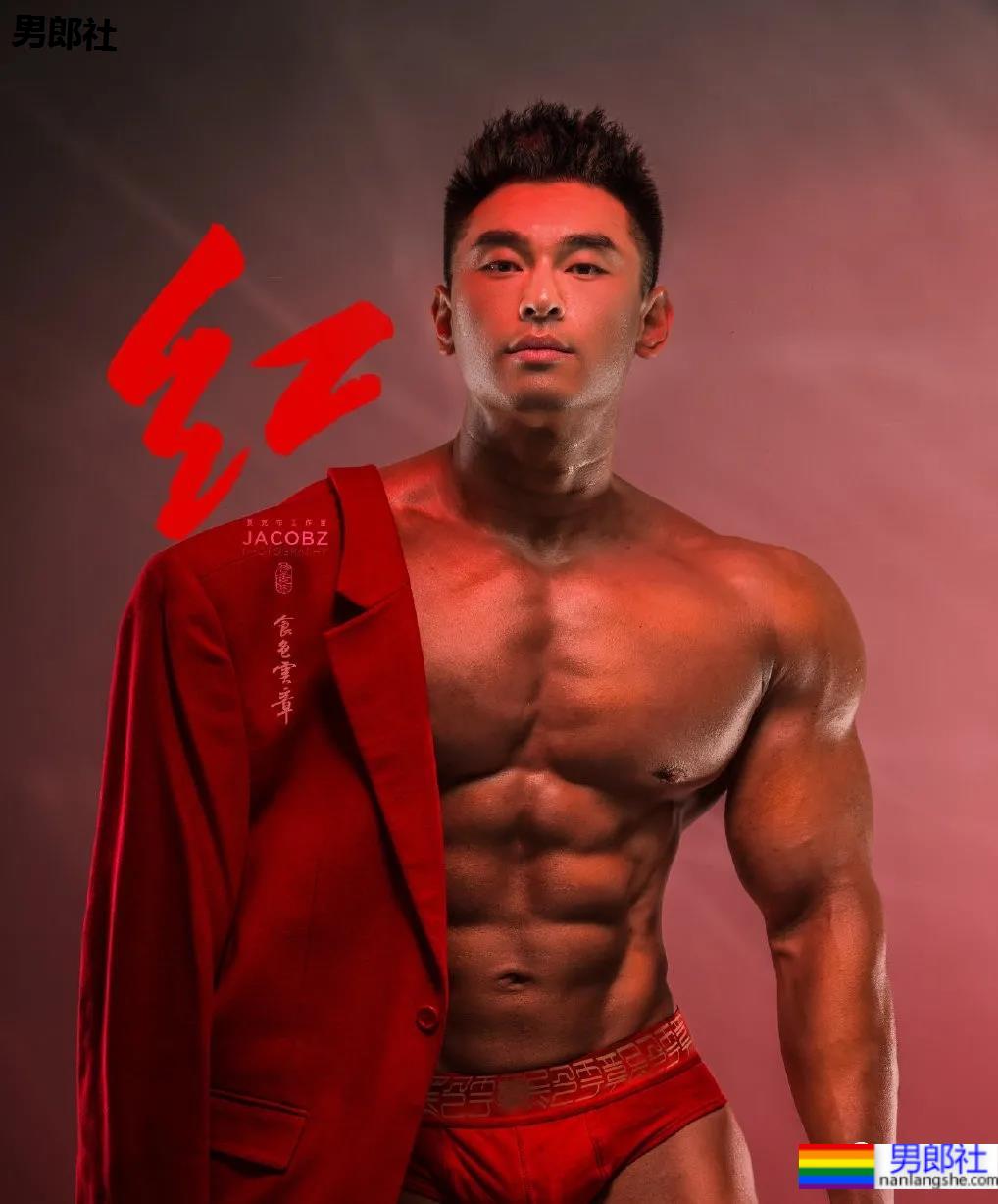 那个在肌肉男模身上写字的摄影师，这次又玩了什么花样？ - 51虹马