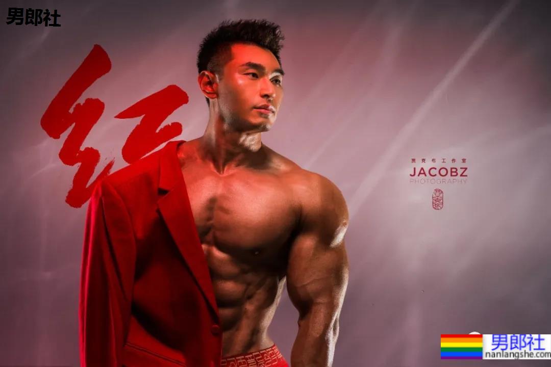 那个在肌肉男模身上写字的摄影师，这次又玩了什么花样？ - 51虹马