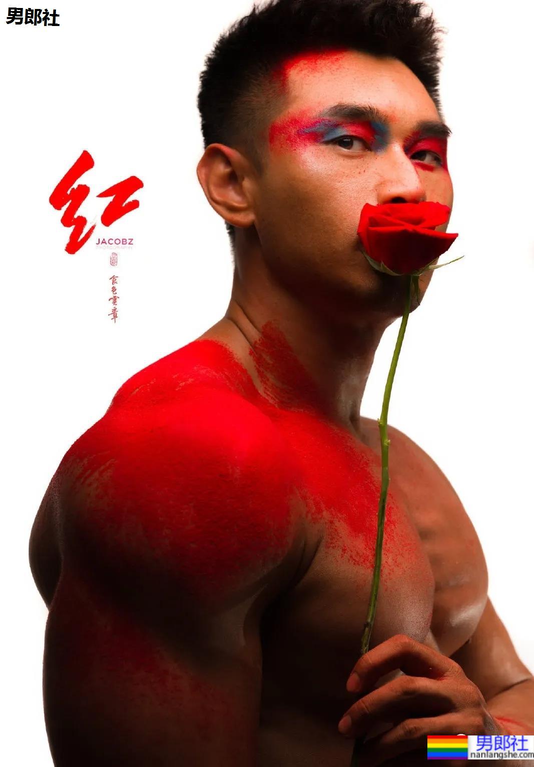 那个在肌肉男模身上写字的摄影师，这次又玩了什么花样？ - 51虹马