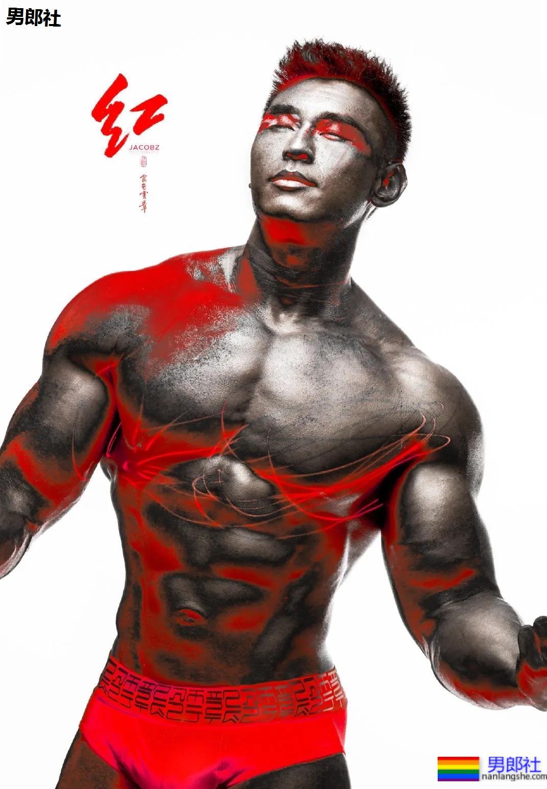 那个在肌肉男模身上写字的摄影师，这次又玩了什么花样？ - 51虹马