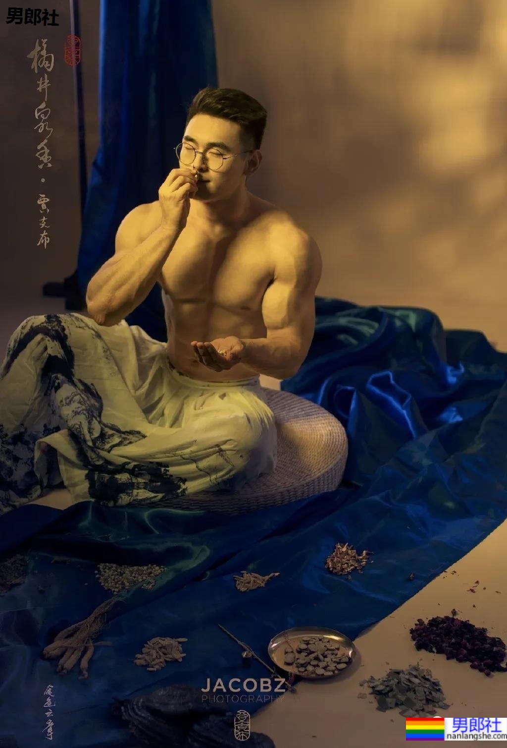 那个在肌肉男模身上写字的摄影师，这次又玩了什么花样？ - 51虹马