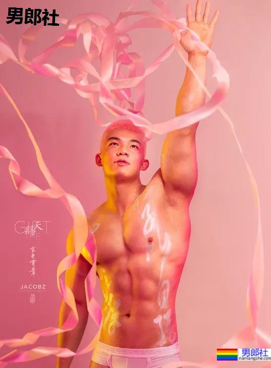 那个在肌肉男模身上写字的摄影师，这次又玩了什么花样？ - 51虹马