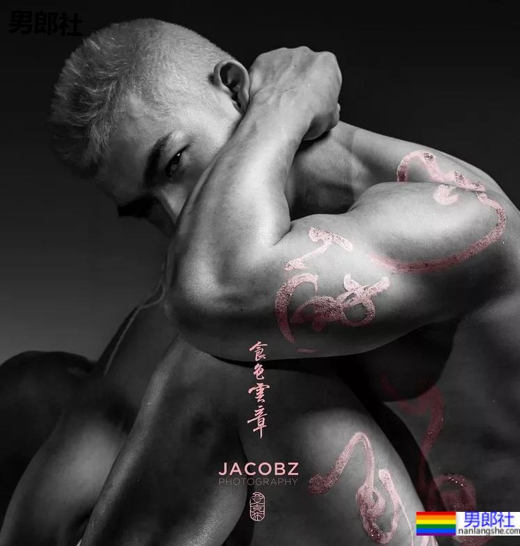 那个在肌肉男模身上写字的摄影师，这次又玩了什么花样？ - 51虹马