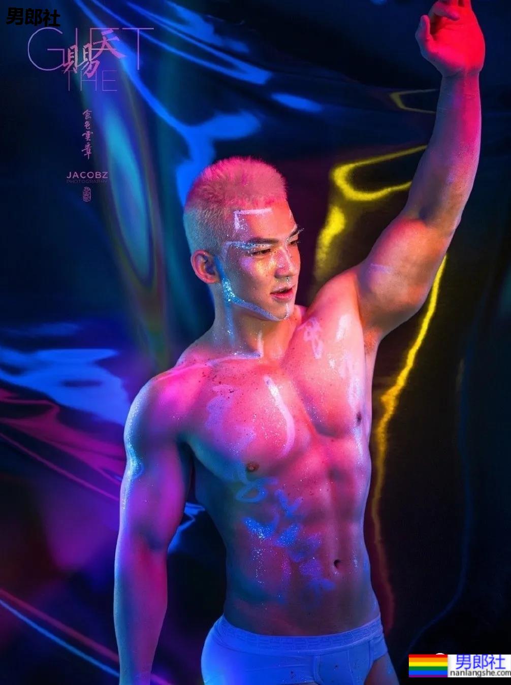 那个在肌肉男模身上写字的摄影师，这次又玩了什么花样？ - 51虹马