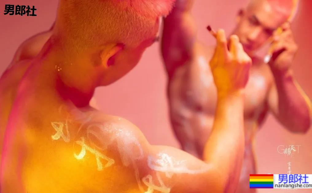 那个在肌肉男模身上写字的摄影师，这次又玩了什么花样？ - 51虹马