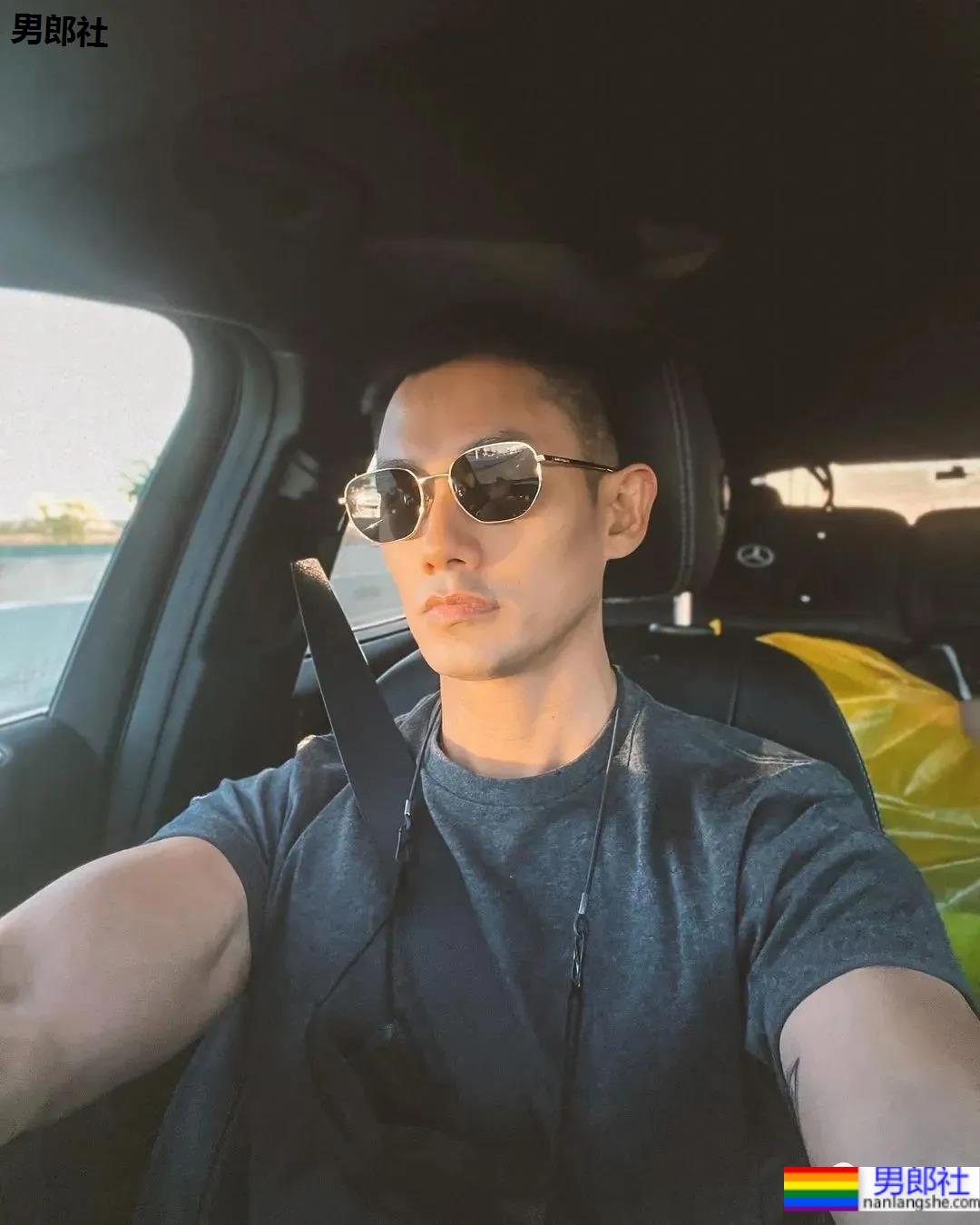 网红肌肉男拍写真大片被嘲太大了,网友:真不大!-51虹马