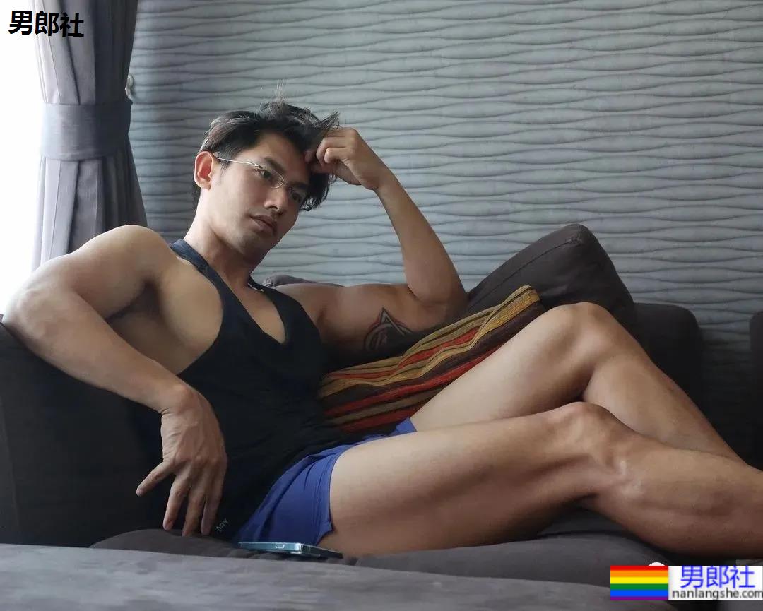 网红肌肉男拍写真大片被嘲太大了，网友：真不大！ - 51虹马