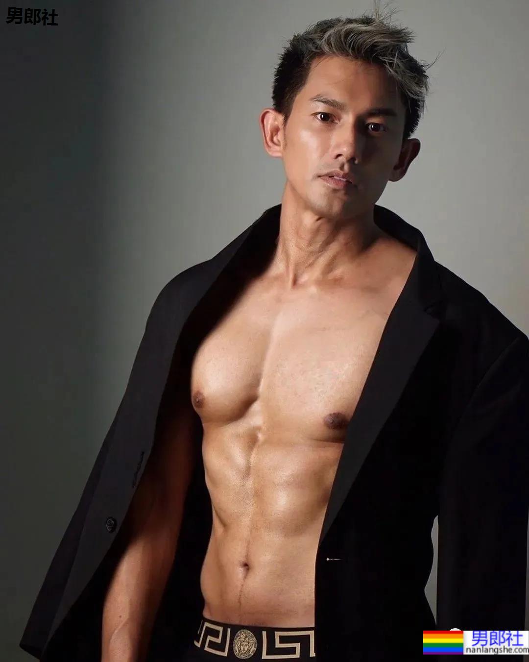 网红肌肉男拍写真大片被嘲太大了，网友：真不大！ - 51虹马