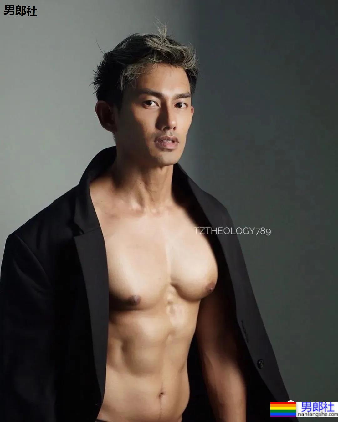 网红肌肉男拍写真大片被嘲太大了，网友：真不大！ - 51虹马