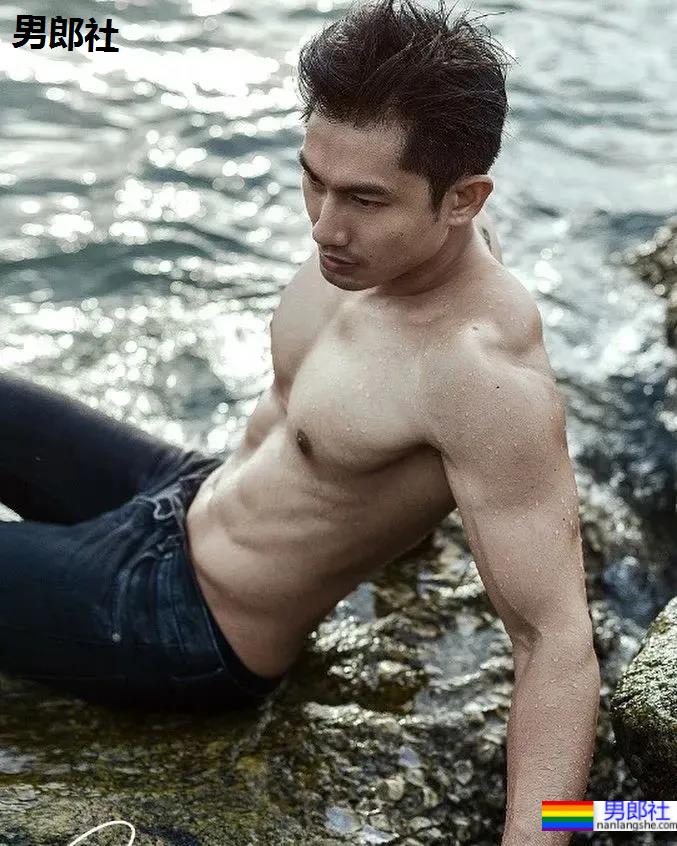网红肌肉男拍写真大片被嘲太大了，网友：真不大！ - 51虹马