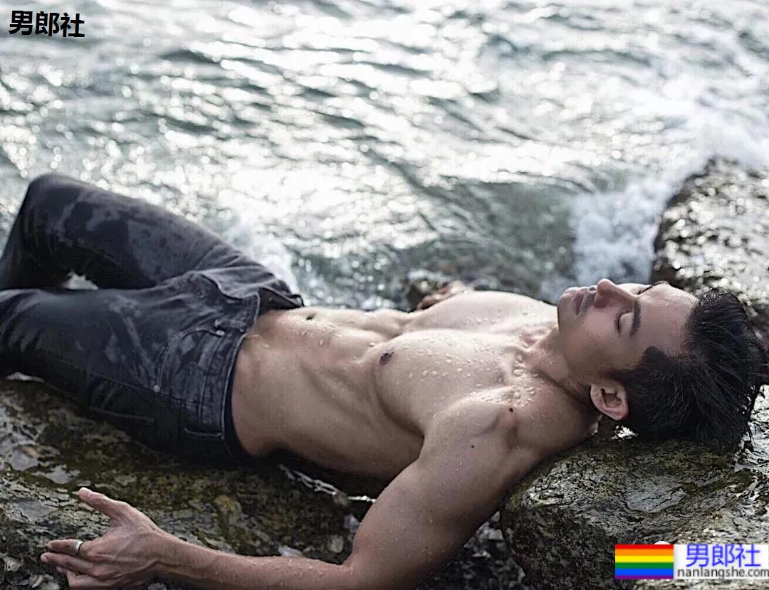 网红肌肉男拍写真大片被嘲太大了，网友：真不大！ - 51虹马